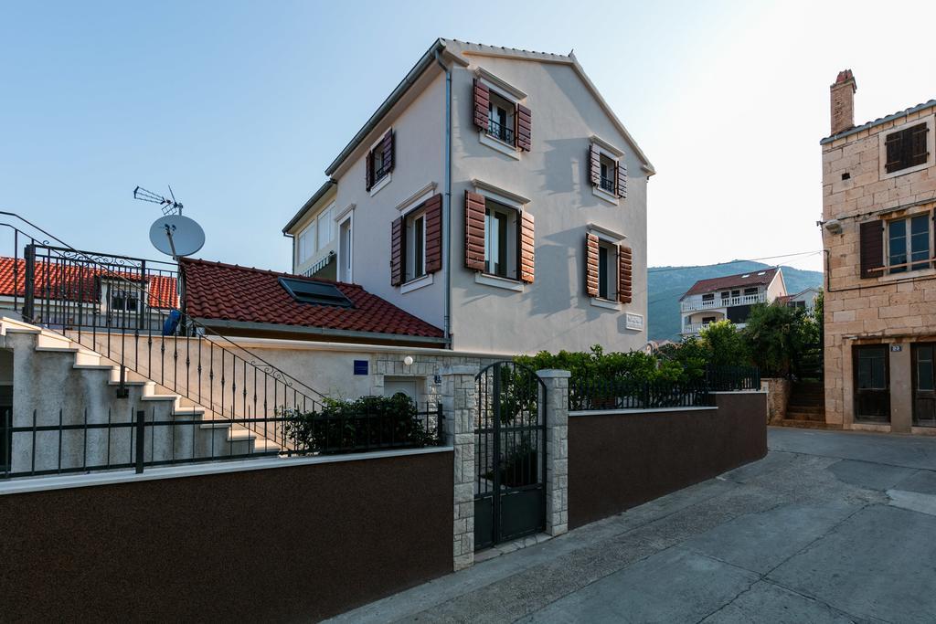 Apartments Kastelani Komiža Exteriör bild